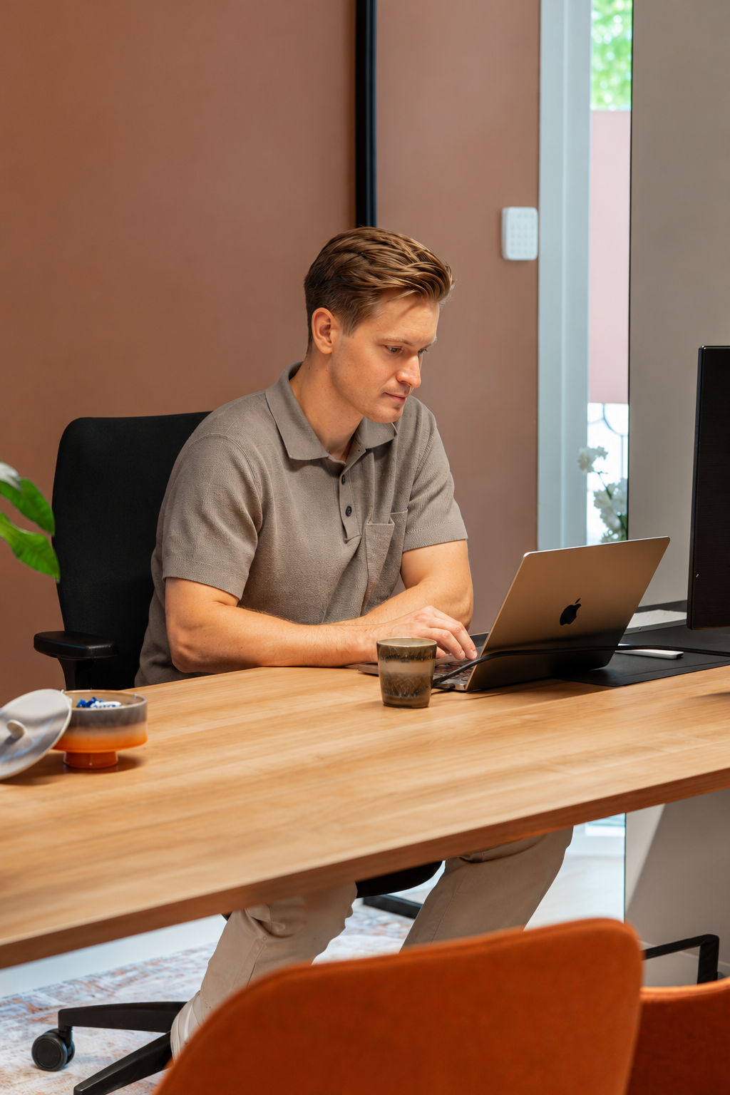 Man werkt geconcentreerd aan zijn laptop